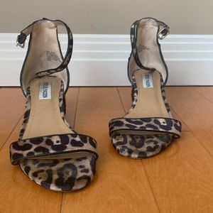 Steve Madden Velvet Women’s Inca Studded Leopard Block-Heel Sandals (2 inch)